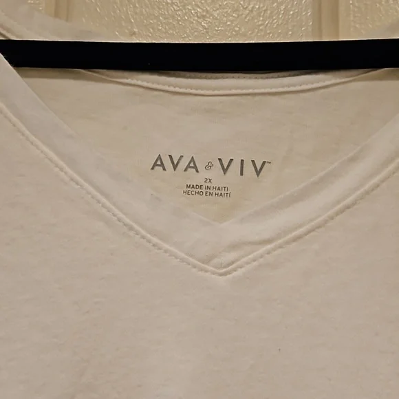 Ava and Viv V-neck White Tee Size 2x - Picture 4 of 5